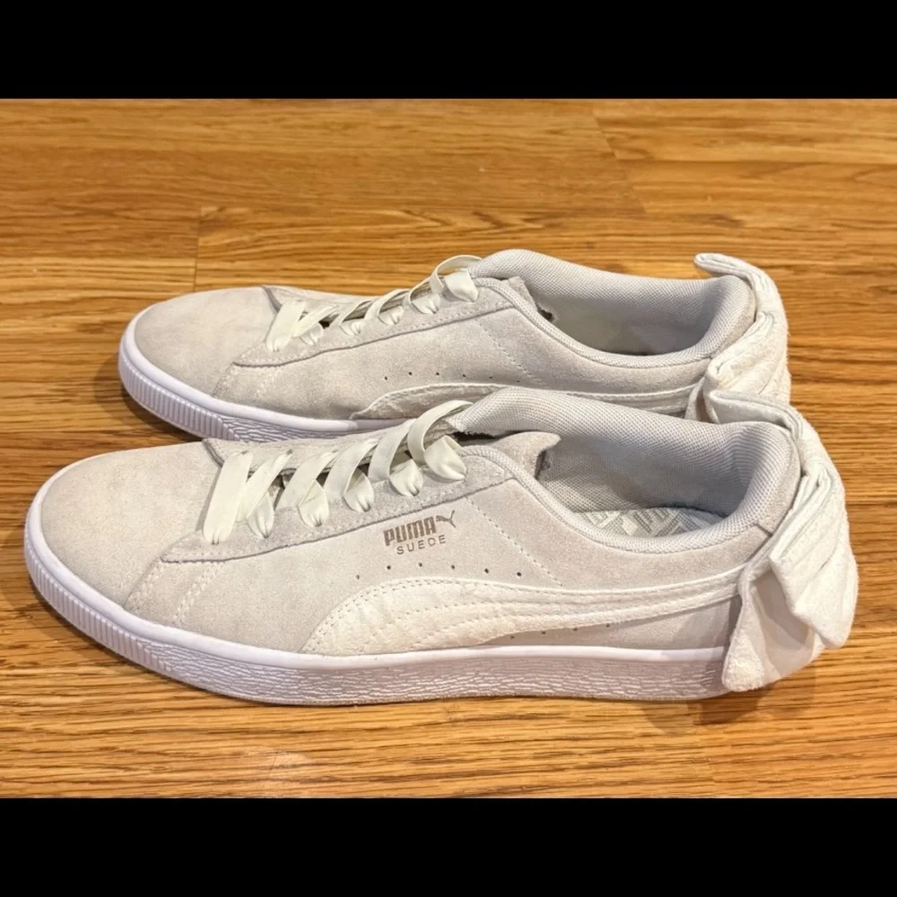 Puma Cream Suede Back Bow Metallic Sneakers Size 9